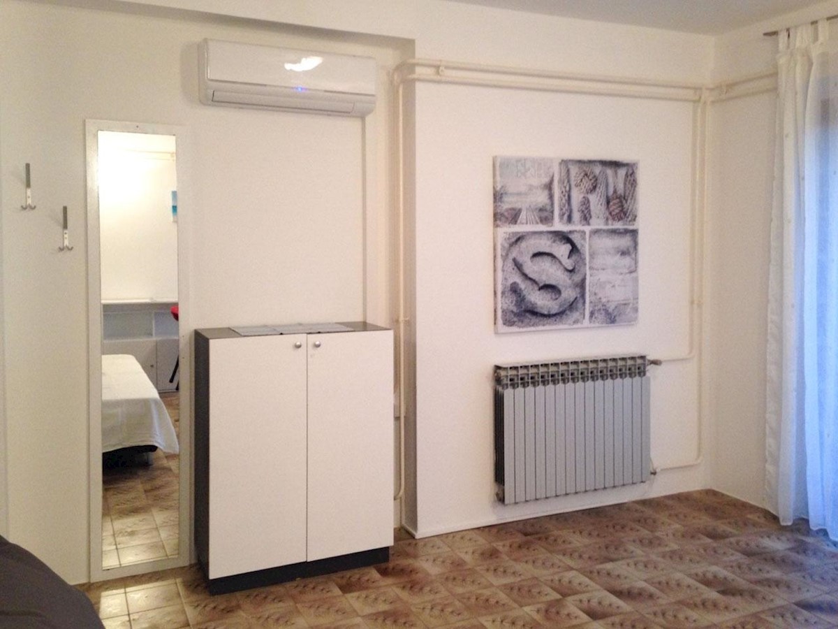 Samostojeća kuća s 10 apartmana, 80m do mora!