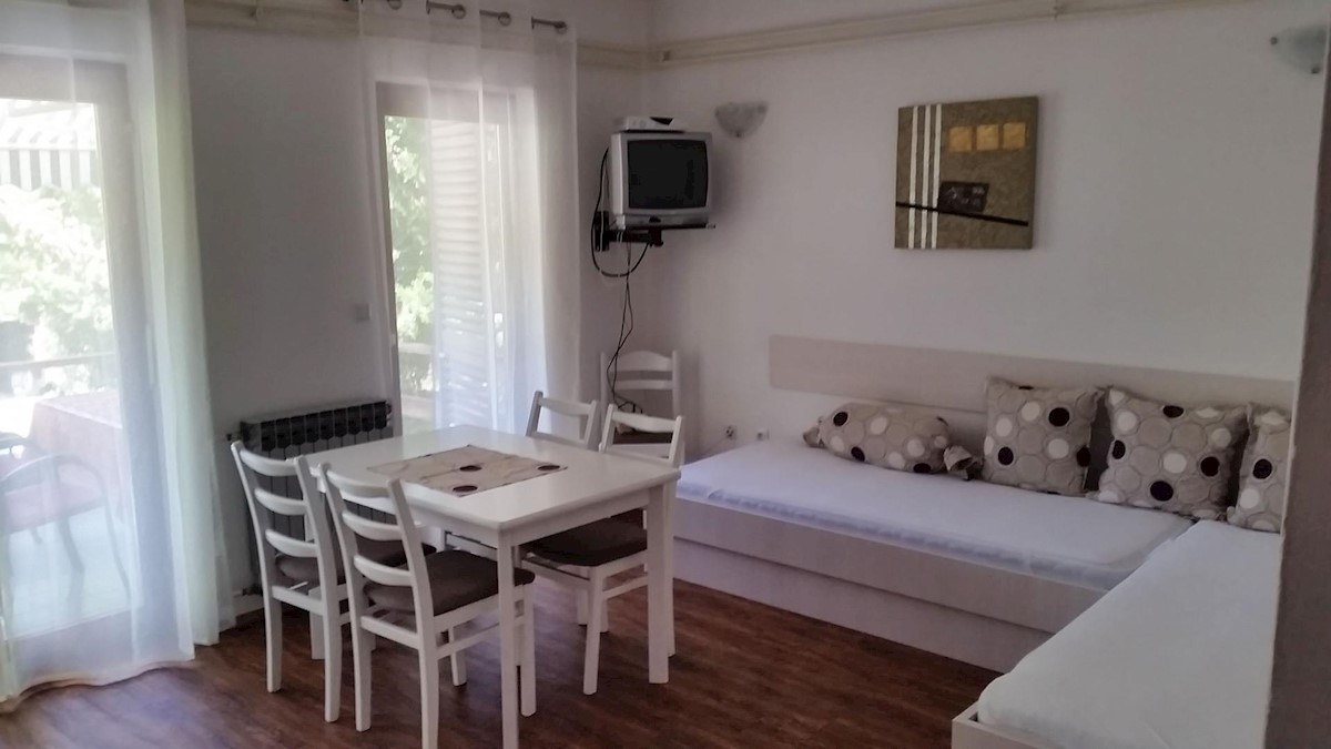 Samostojeća kuća s 10 apartmana, 80m do mora!