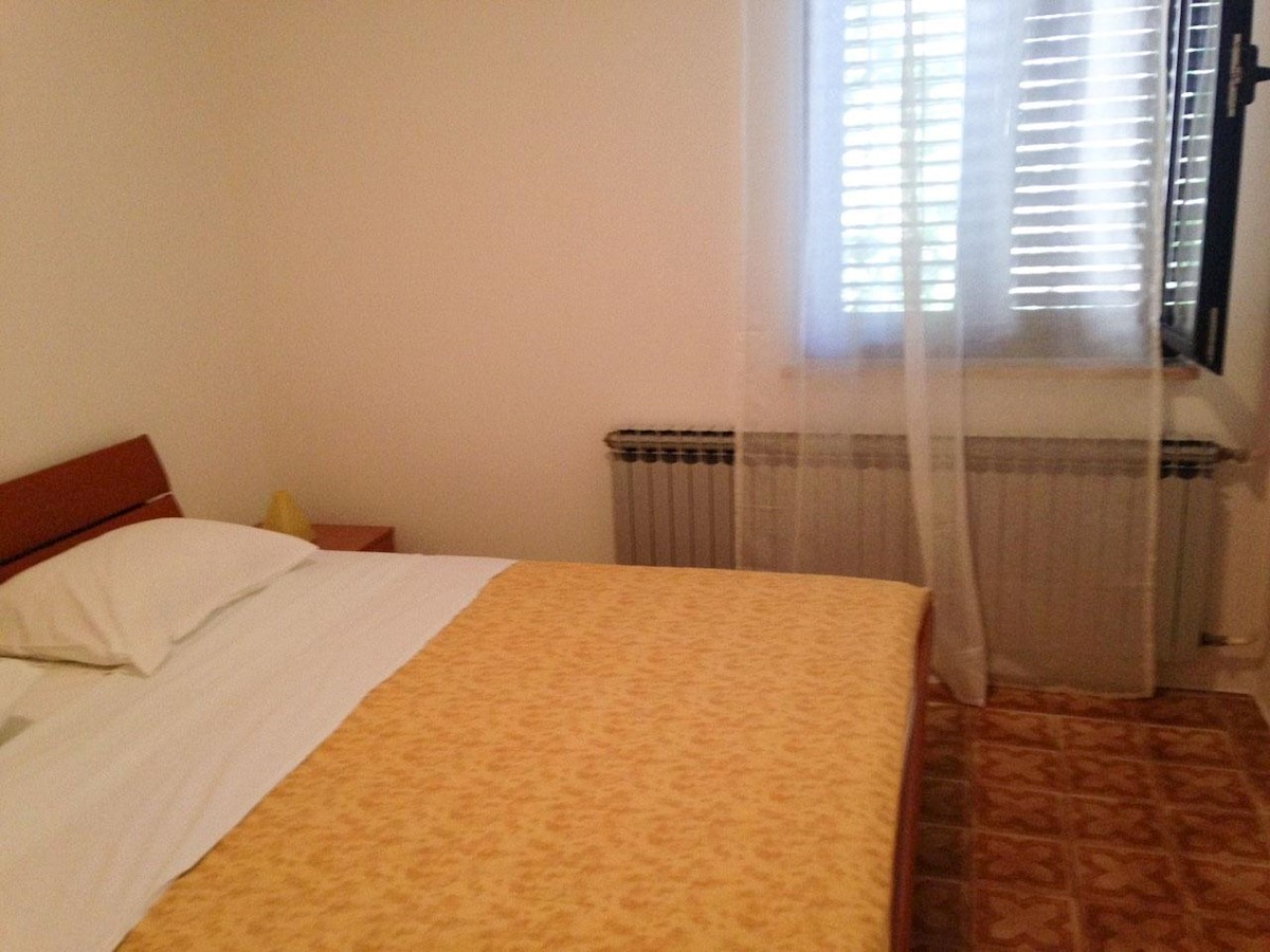 Samostojeća kuća s 10 apartmana, 80m do mora!