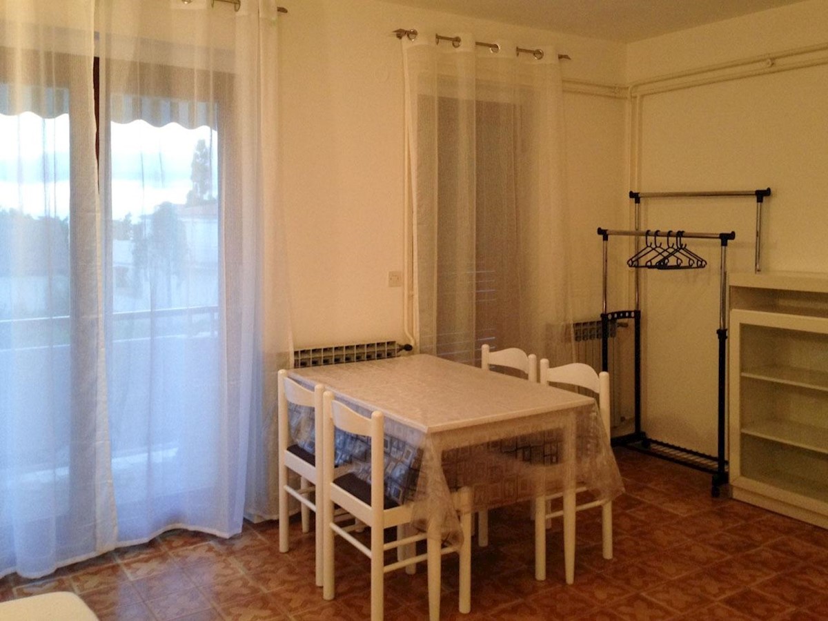 Samostojeća kuća s 10 apartmana, 80m do mora!