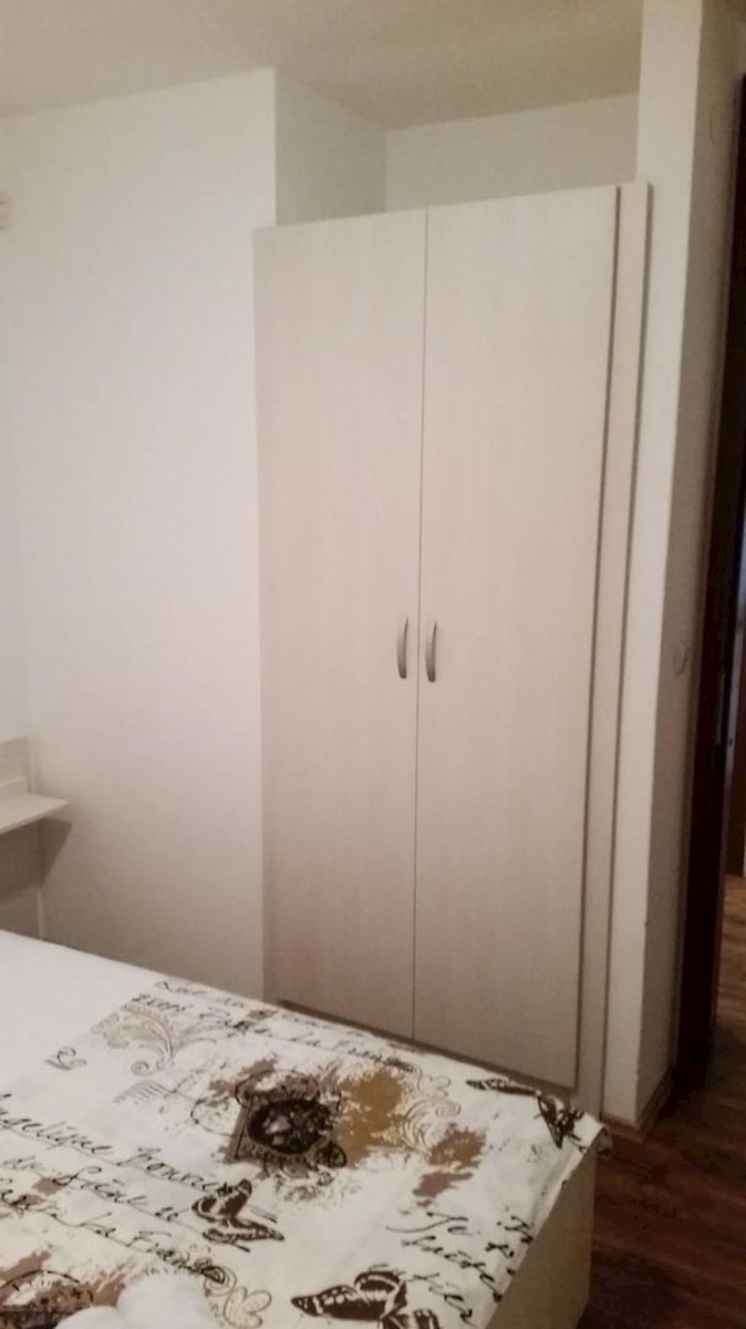 Samostojeća kuća s 10 apartmana, 80m do mora!