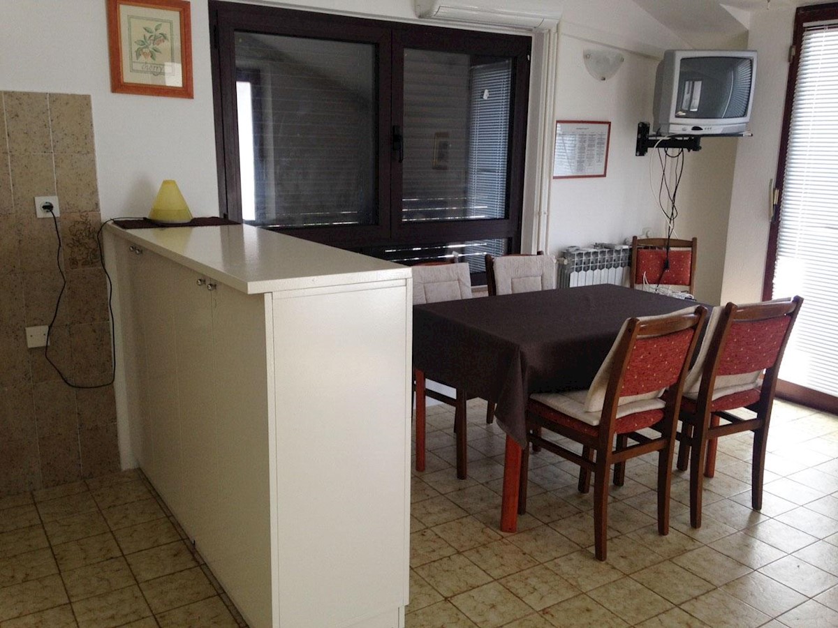 Samostojeća kuća s 10 apartmana, 80m do mora!