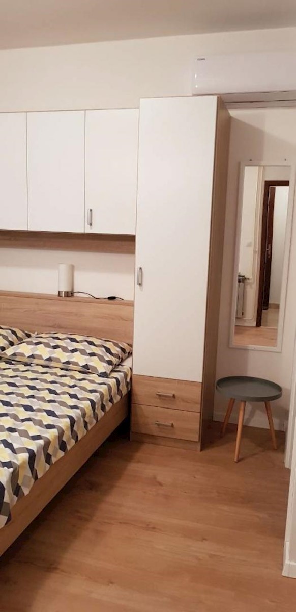 Samostojeća kuća s 10 apartmana, 80m do mora!