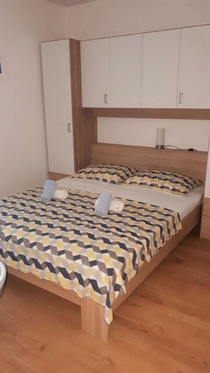 Samostojeća kuća s 10 apartmana, 80m do mora!