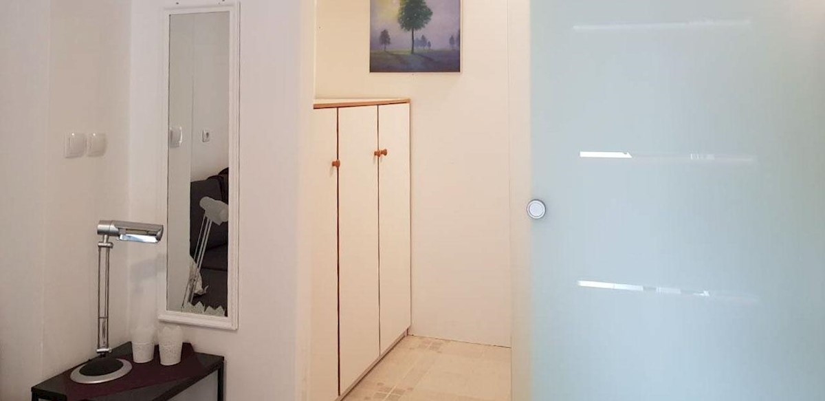 Samostojeća kuća s 10 apartmana, 80m do mora!