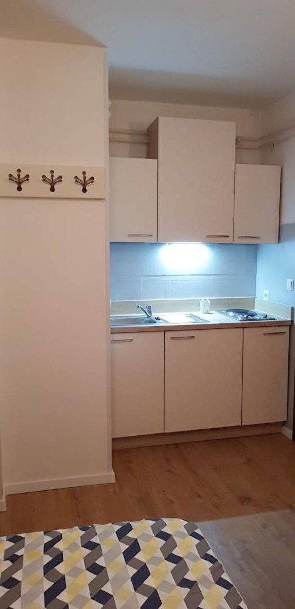 Samostojeća kuća s 10 apartmana, 80m do mora!