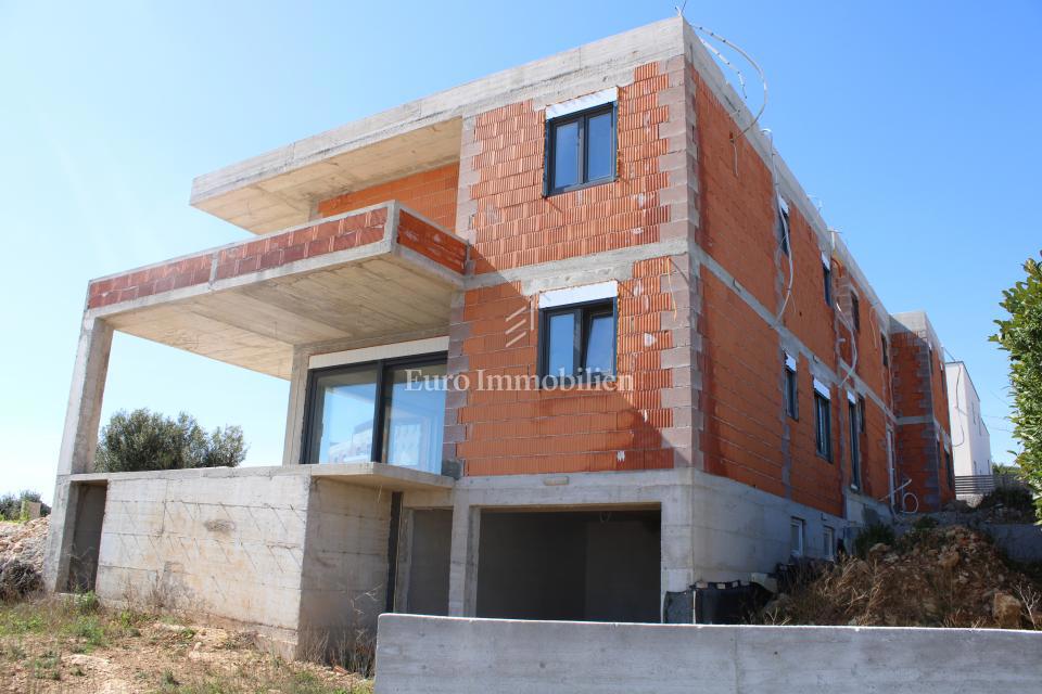 Vodice - večnadstropno stanovanje s panoramskim pogledom na morje