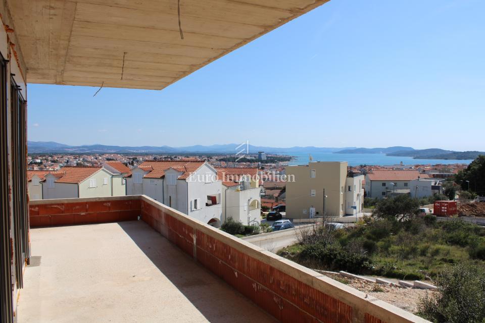 Vodice - večnadstropno stanovanje s panoramskim pogledom na morje