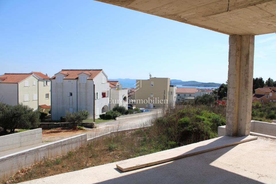 Vodice - večnadstropno stanovanje s panoramskim pogledom na morje