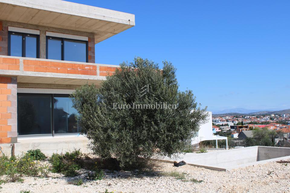 Vodice - večnadstropno stanovanje s panoramskim pogledom na morje