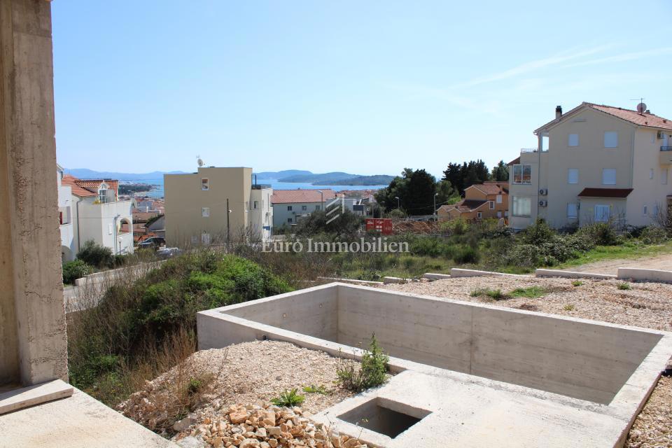 Vodice - večnadstropno stanovanje s panoramskim pogledom na morje