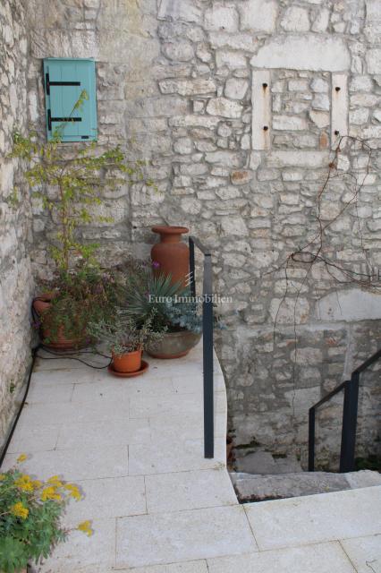 Murter - kamnita hiša s pogledom na morje in dvoriščem