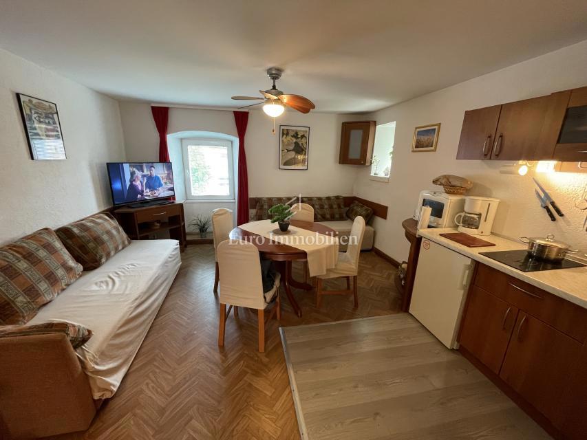 Vrbnik hiša s tremi apartmaji