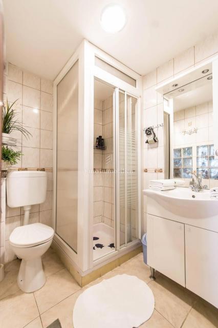 Vrbnik hiša s tremi apartmaji