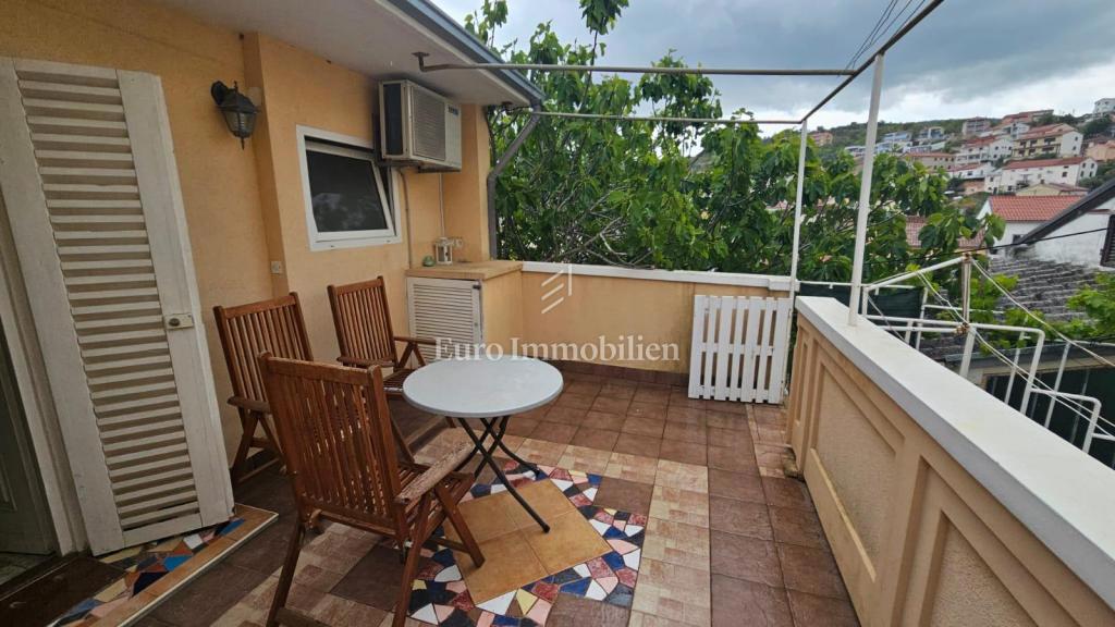 Vrbnik hiša s tremi apartmaji
