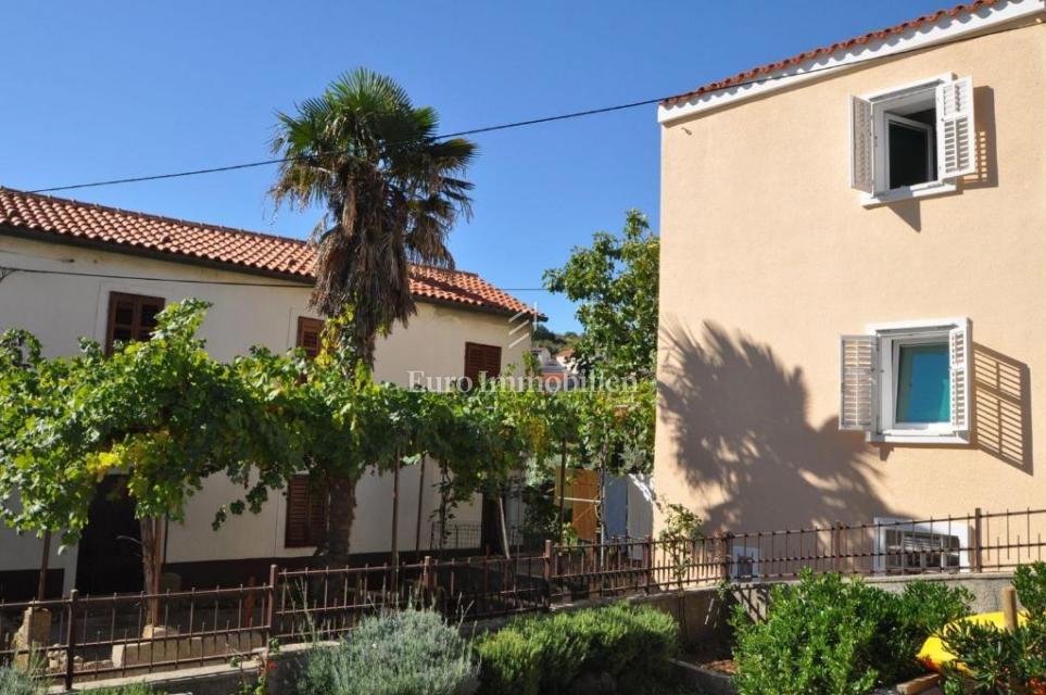 Vrbnik hiša s tremi apartmaji