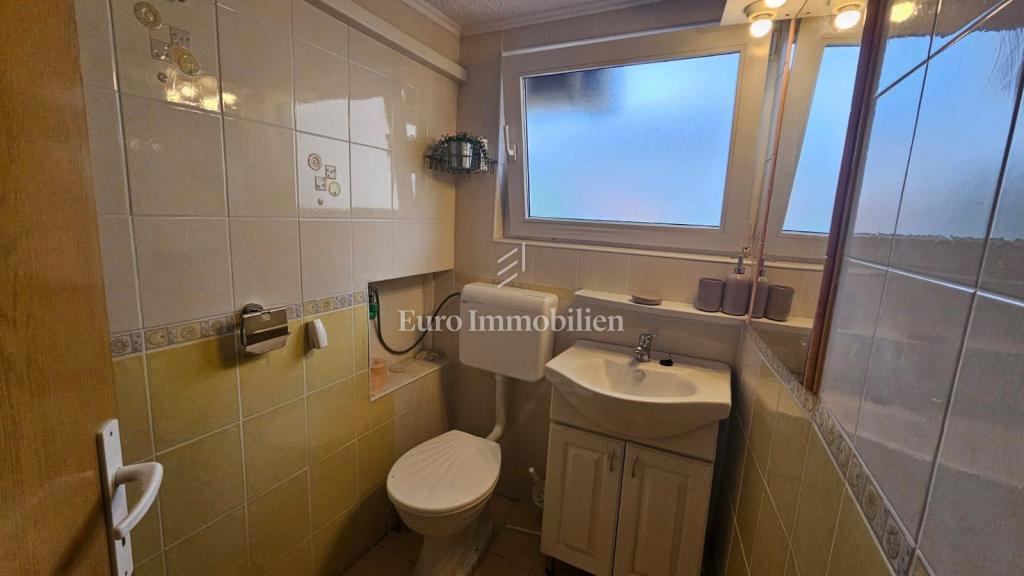 Vrbnik hiša s tremi apartmaji