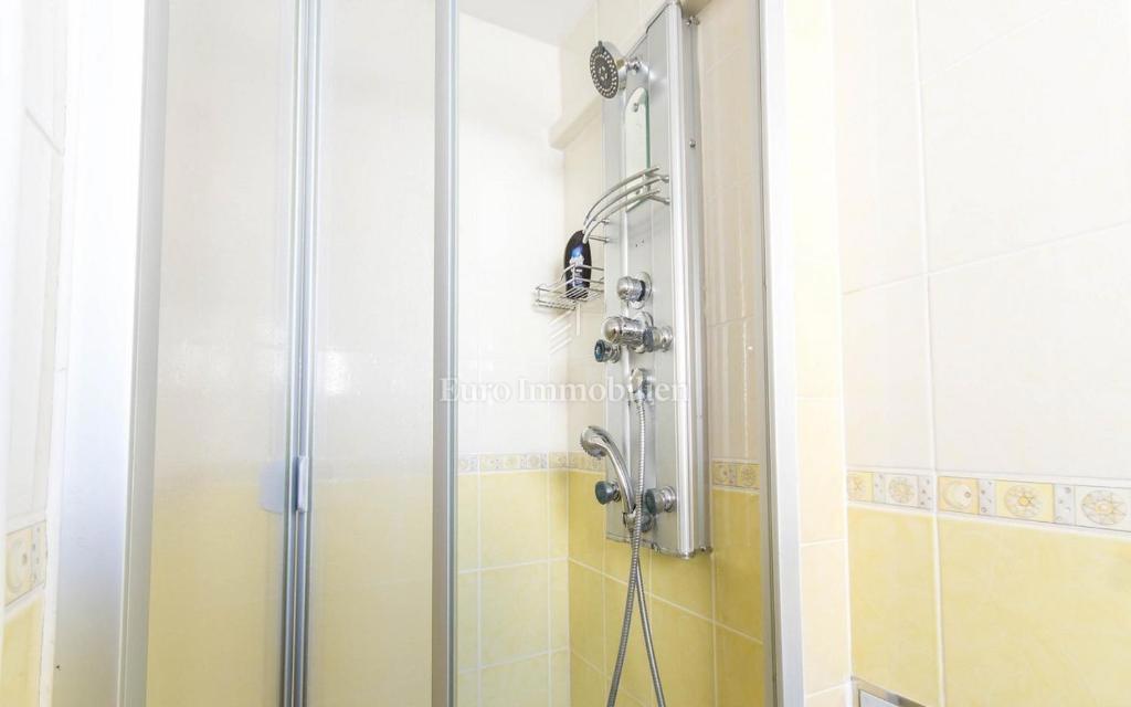 Vrbnik hiša s tremi apartmaji