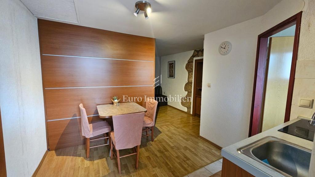 Vrbnik hiša s tremi apartmaji