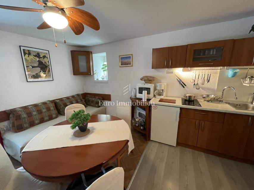 Vrbnik hiša s tremi apartmaji