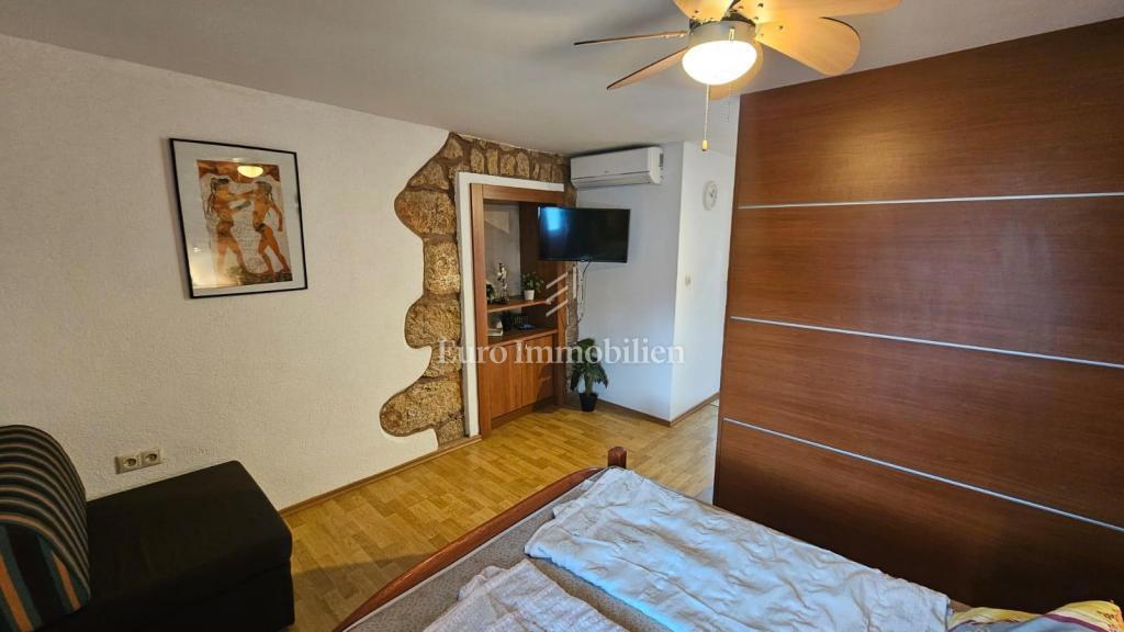 Vrbnik hiša s tremi apartmaji