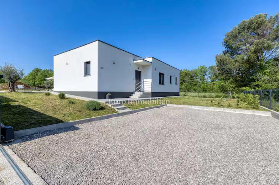 Nova moderna hiša z bazenom - okolica Labina