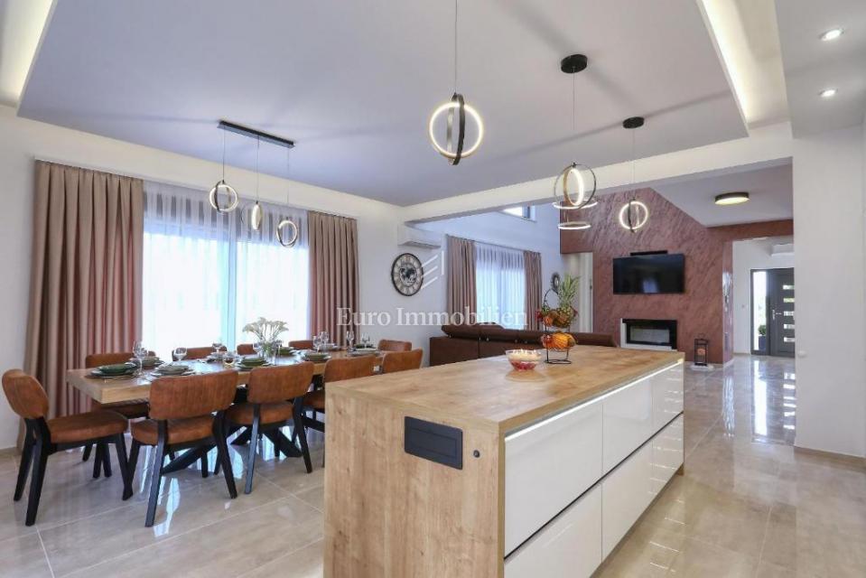 Moderna vila z bazenom, Zaton