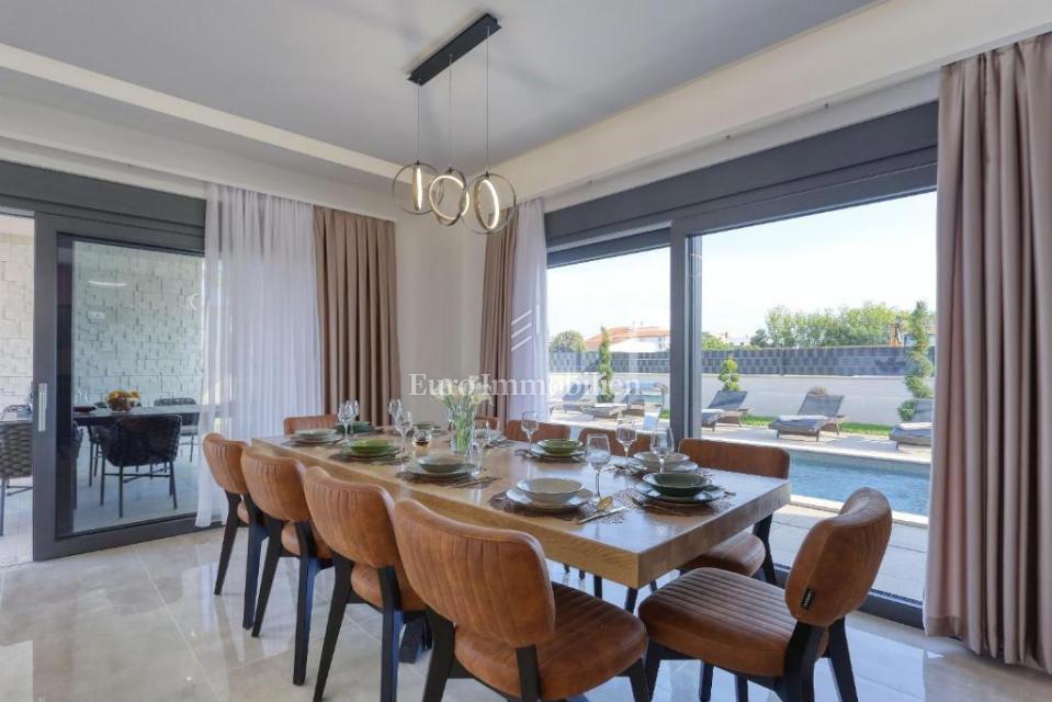 Moderna vila z bazenom, Zaton
