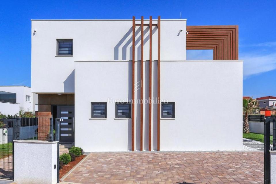 Moderna vila z bazenom, Zaton