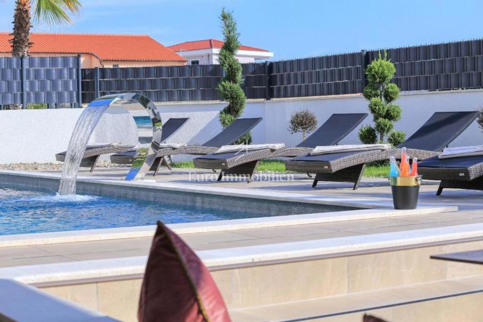 Moderna vila z bazenom, Zaton