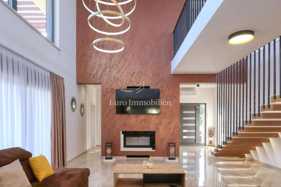 Moderna vila z bazenom, Zaton