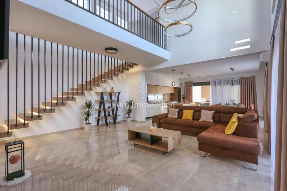 Moderna vila z bazenom, Zaton