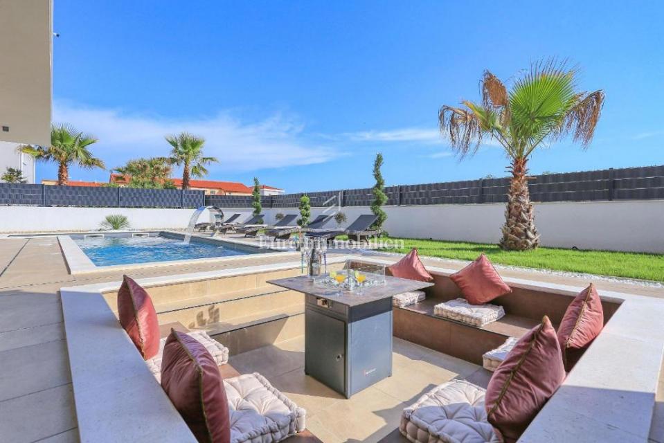 Moderna vila z bazenom, Zaton