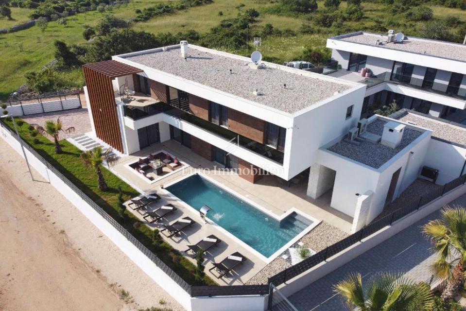 Moderna vila z bazenom, Zaton