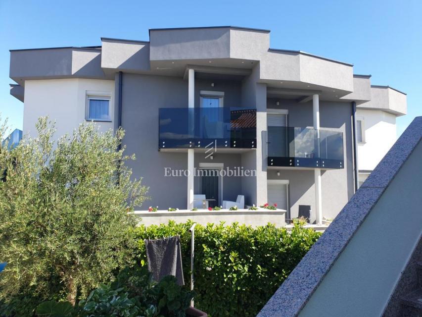 Mesto Krk, okolica - hiša z bazenom na mirni lokaciji