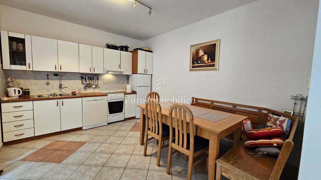 Selce hiša s tremi apartmaji in parkiriščem