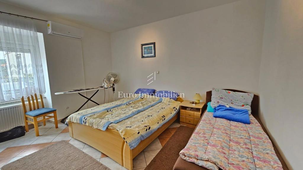 Selce hiša s tremi apartmaji in parkiriščem