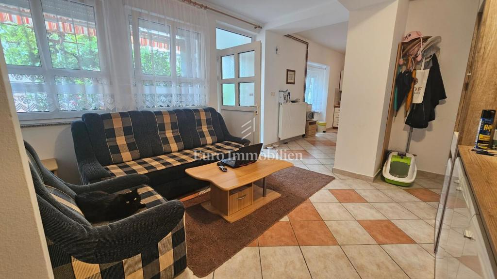 Selce hiša s tremi apartmaji in parkiriščem