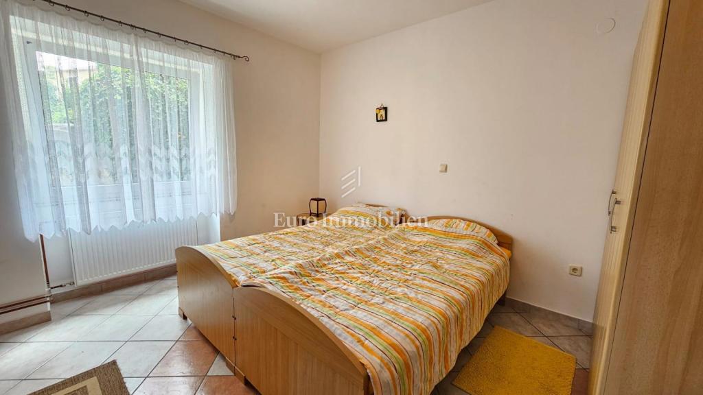 Selce hiša s tremi apartmaji in parkiriščem