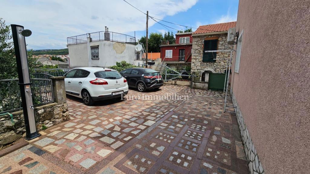 Selce hiša s tremi apartmaji in parkiriščem
