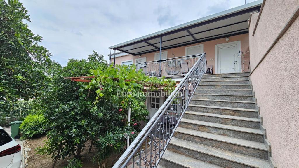 Selce hiša s tremi apartmaji in parkiriščem