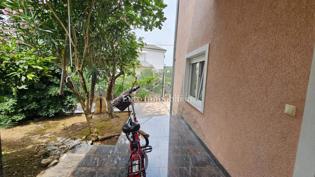 Selce hiša s tremi apartmaji in parkiriščem