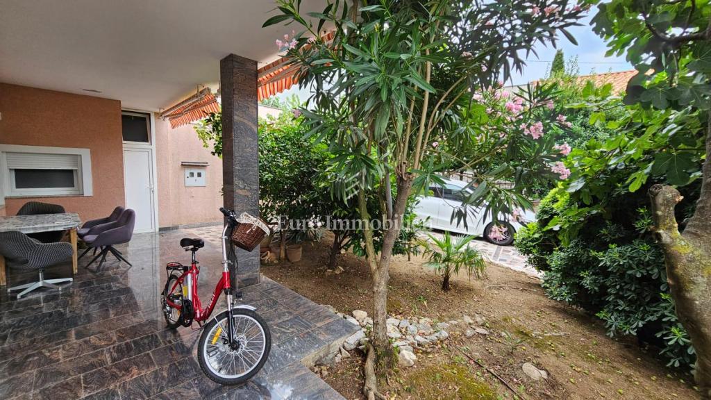 Selce hiša s tremi apartmaji in parkiriščem