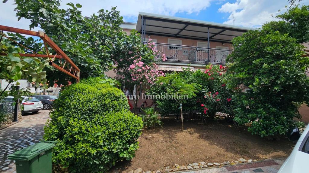 Selce hiša s tremi apartmaji in parkiriščem