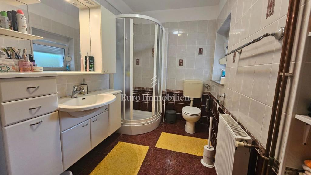 Selce hiša s tremi apartmaji in parkiriščem