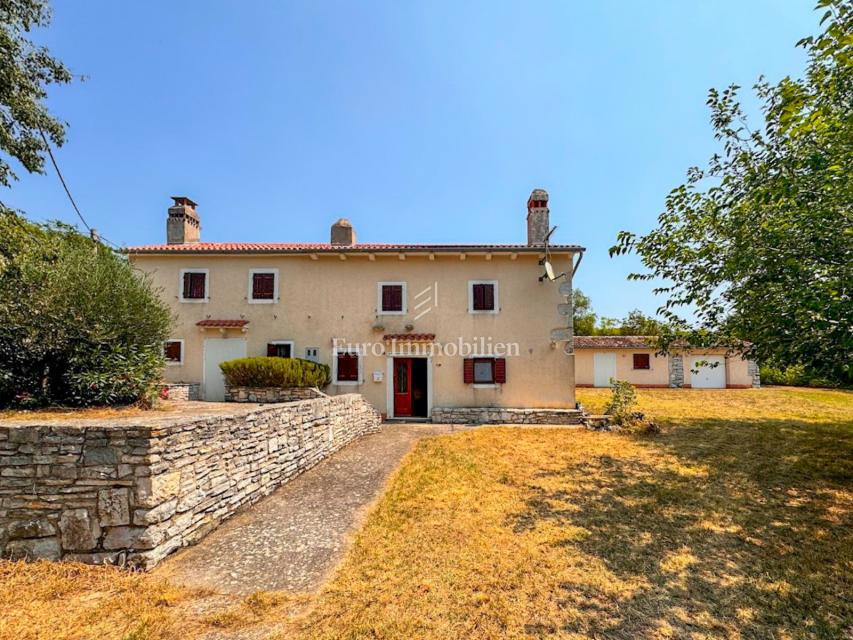  Istra - kamnita hiša s pomožnim objektom in garažo