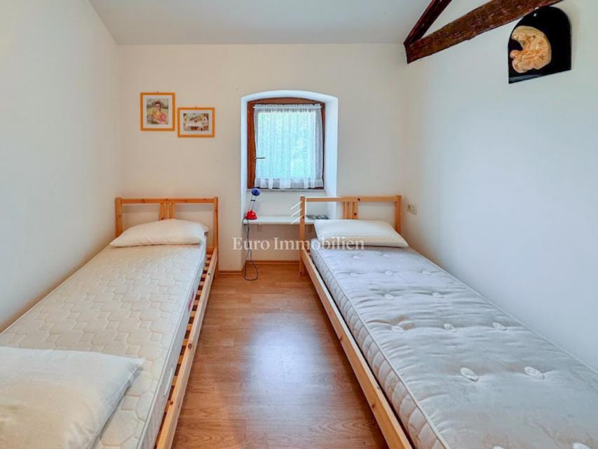  Istra - kamnita hiša s pomožnim objektom in garažo