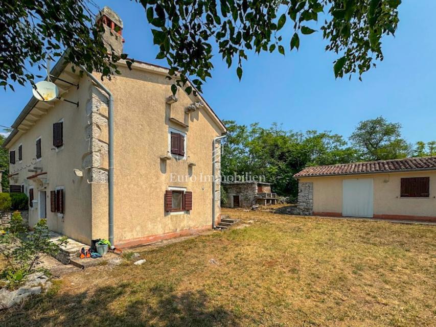  Istra - kamnita hiša s pomožnim objektom in garažo
