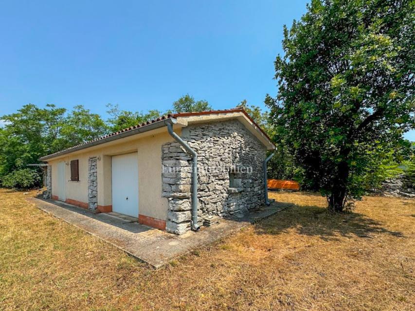  Istra - kamnita hiša s pomožnim objektom in garažo