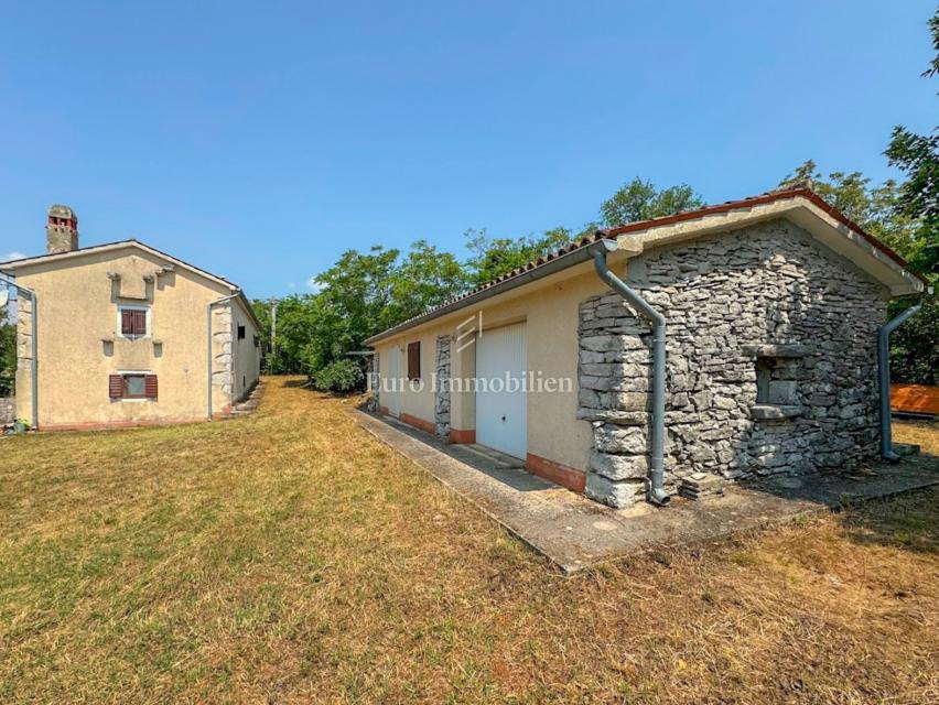  Istra - kamnita hiša s pomožnim objektom in garažo